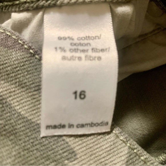 Maurices Vintage High Rise Camo 3.5 inch frayed hem shorts size 16 EUC - Picture 7 of 7